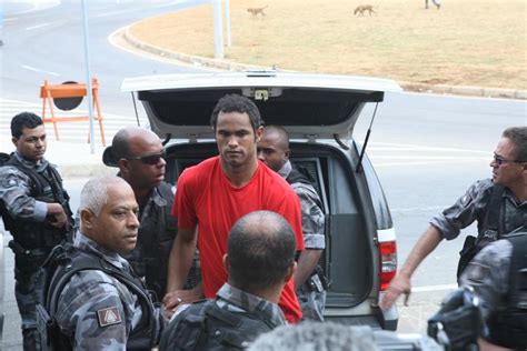 Justiça concede liberdade ao goleiro Bruno