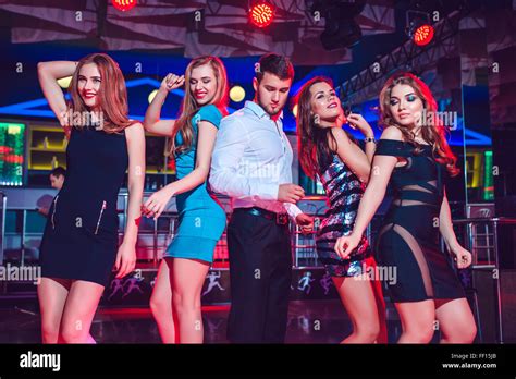 Chicas Bellas Y Hombre Divirti Ndose En Una Fiesta En Una Discoteca