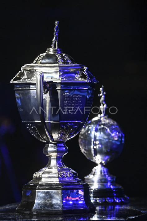 Tropi Piala Thomas Uber Antara Foto