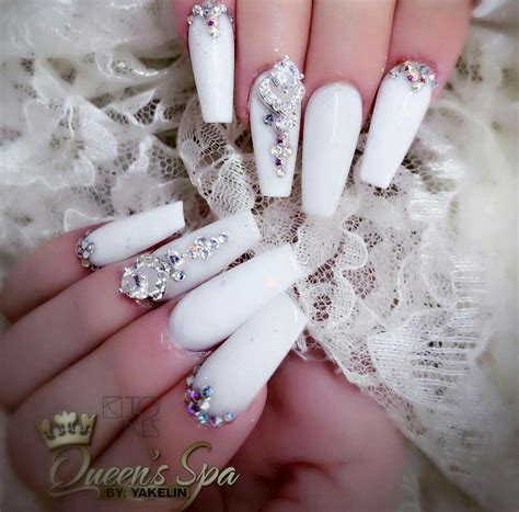 Uñas blancas con cristales Nail art designs Nail art Nail art