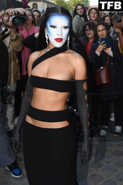 Doja Cat Looks Weird As She Arrives At Monot Womenswear Show In Paris