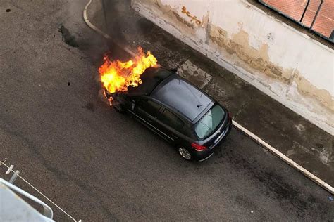 Mattinata Di Fuoco A Giovinazzo Un Auto Avvolta Dalle Fiamme In Via