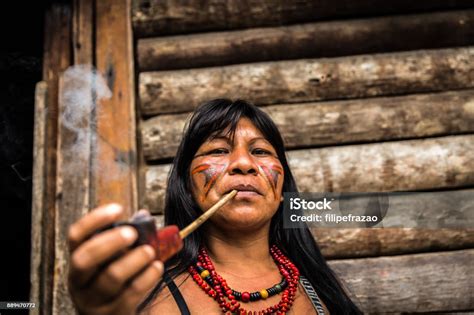 숲 브라질에서에서 Tupi Guarani 부족 흡연 파이프에서 원주민 여자 아마존 열대우림에 대한 스톡 사진 및 기타 이미지