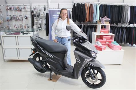 Acis Oficializa Entrega De Motocicleta Km Para Ganhadora Da Promo O