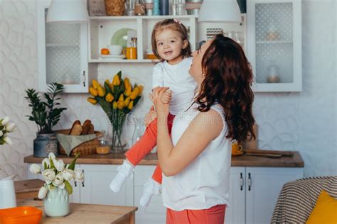 Mam E Filha Na Cozinha Imagem De Stock Imagem De Doce 147353537