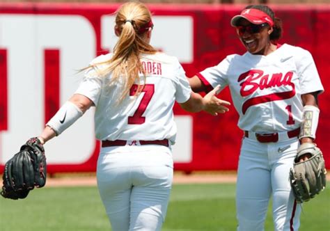 BamaInsider - Alabama Crimson Tide softball arrvies in Oklahoma City ...