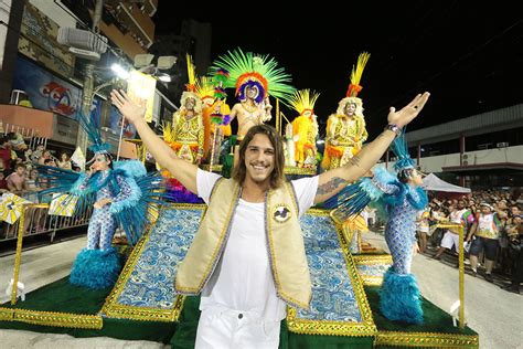 Confira fotos dos desfiles das escolas de samba de Joaçaba fotos em