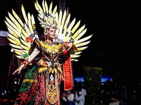 Parade Kostum Berbagai Kreasi Tampil Pada Central Budaya Festival