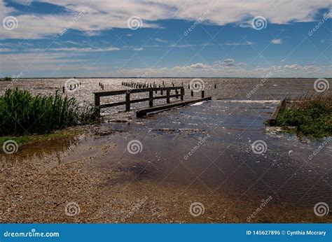 El Inundar Despu S De Tormenta En El Sonido De Pamlico En Carolina