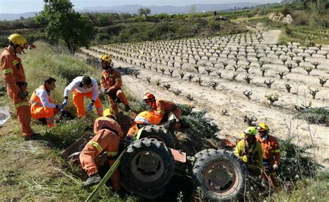 Muere Un Hombre De A Os Al Volcar El Tractor Que Conduc A En Requena