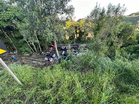 Carreta sai da pista e tomba em ribanceira na BR 153 em Concórdia