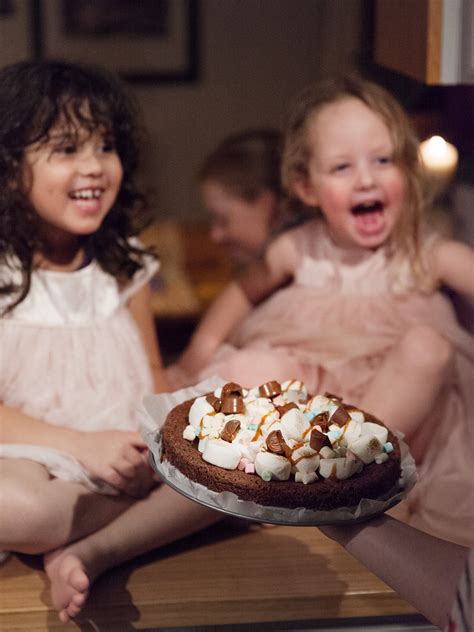 Kladdkaka med marshmallows godis och kolasås Bara en kaka till