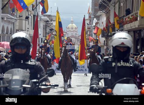 CUENCA DESFILE ESTUDIANTIL FIESTAS NOVIEMBRINAS Cuenca Ecuador 1 De