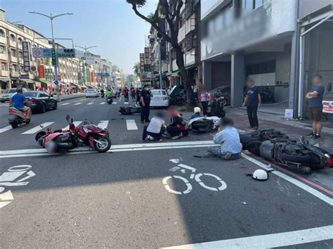 影／停等紅燈卻遇死劫！高雄白色轎車路口衝撞機車釀1死7傷 趣聞網搜 發燒車訊