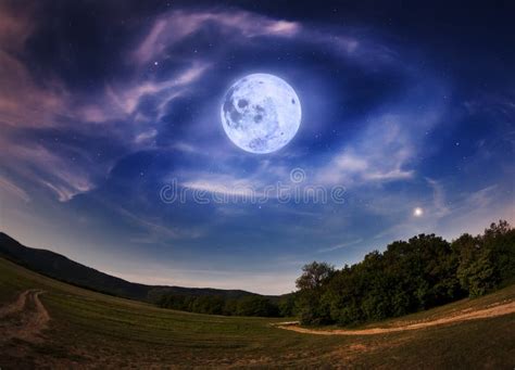 C U Noturno Bonito A Lua Cheia E As Estrelas Imagem De Stock