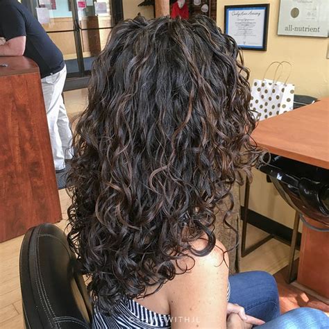 Curly Hairstyle With Highlights For Fall 2020 Shine With Jl Highlights Curly Hair Dyed