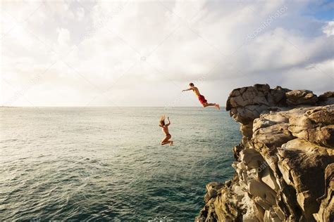 Diversión De Verano Salto De Acantilado Fotografía De Stock