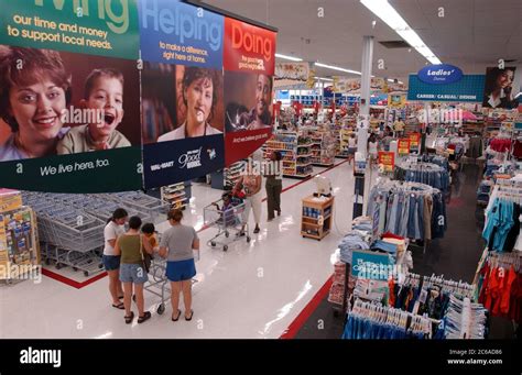 Austin Texas 11 De Julio De 2003 Interior De La Tienda Wal Mart En El