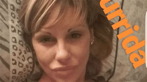 La Foto Hot De M Nica Farro Acostada En La Cama Con Un Escotazo