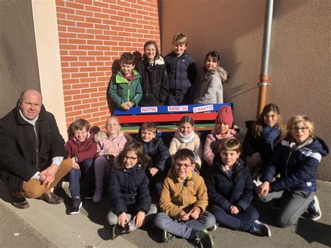 Les élèves inaugurent leur banc de l amitié dans l école Jeanne d Arc à