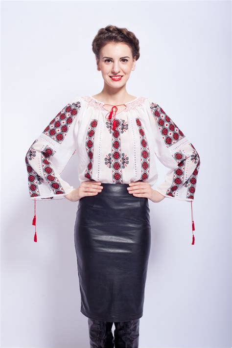 Pin en Romanian traditional outfits