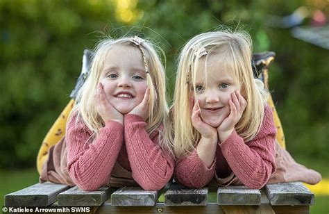 Four Year Old Mirror Image Twins Do Everything In Precisely Opposite Ways Daily Mail Online