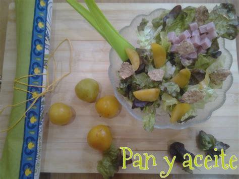 Ensalada De Ciruelas Con Lechuga De Roble Taquitos De Pavo Y Cereales