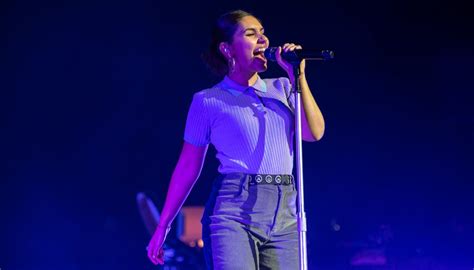 Alessia Cara celebrates imperfection and 'Growing Pains' in SF