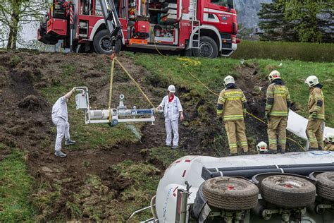 FMT Pictures Schwerer LKW Unfall in Golling Sattelschlepper stürzt