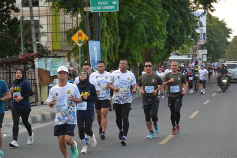 Bersama Gubernur Dan Forkopimda Danrem Gatam Lepas Peserta Lari