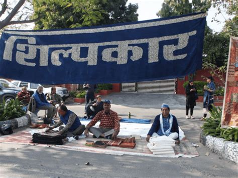 दलित पांव से नेचुरल नील के रंग उकेर कर चंपारण आंदोलन को किया याद ...