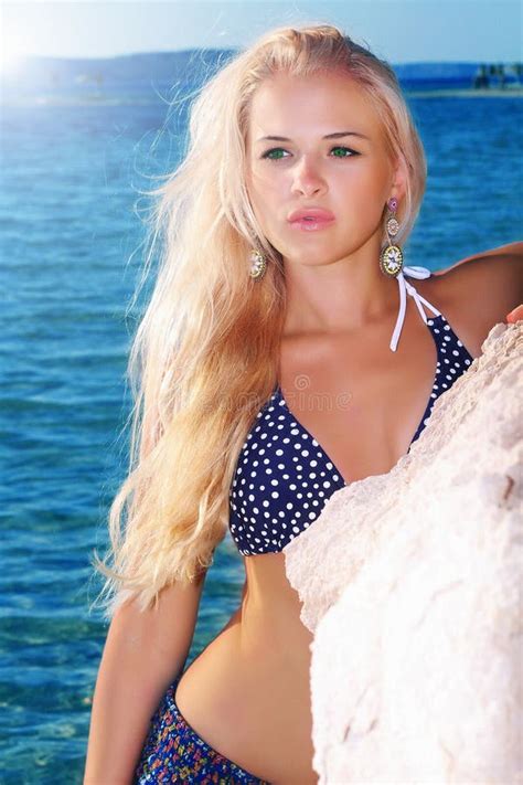 Mooie Sexy Blonde Vrouw Op Het Strand Sexy Meisje In Bikini Stock Foto Image Of Nave Wijfje