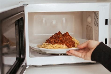 Вызывает ли разогревание еды в микроволновке рак? - Oxu.az