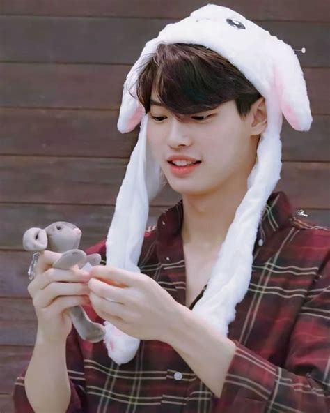 Pin by hồng ngọc on Win Metawin Cute gay couples Boys over flowers Gmmtv actors