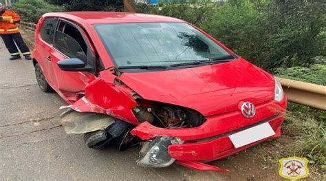 Caçador Carro Se Choca Contra Lateral Da Ponte Do Castelhano Portal