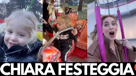 CHIARA FERRAGNI Sale Sulle Giostre Con VITTORIA E Festeggia La Guornata