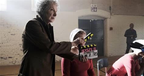 Margaret Atwood Est Escrevendo Continua O De Handmaid S Tale