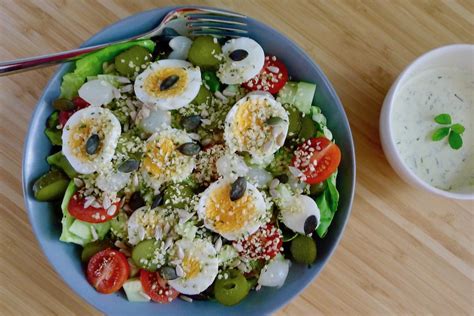 Salade Met Ei Augurk En Yoghurtdressing Con Serveert