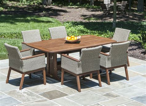 Fine Dining Outside: Designing an Outdoor Dining Area