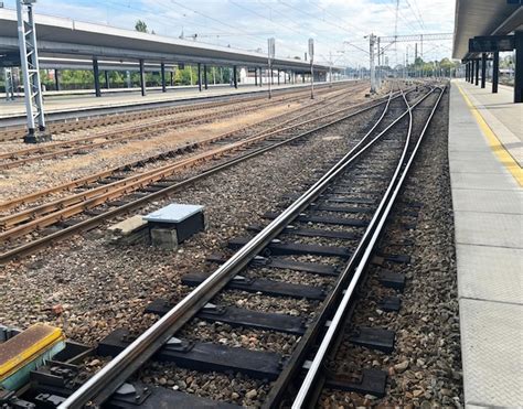 A plataforma na estação ferroviária transporte de passageiros ou