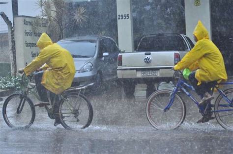 Chuva de 32 milímetros alaga ruas do centro e seis casas na periferia