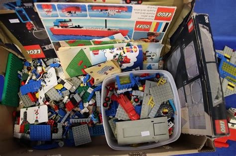 Lot - BULK LOT VINTAGE 1980'S LEGO SETS