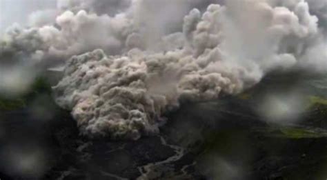 Vulc O Merapi Entra Em Erup O Liberando Lava Vezes Em Um Dia Na