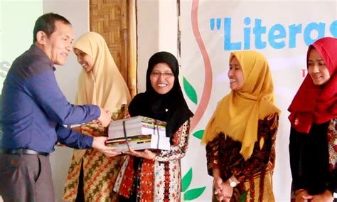 Pembagian Buku Kepada Kepala Sekolah Taman Bacaan Masyarakat Dan