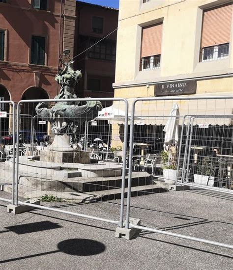 Cantieri La Protesta Piazza Colonnella Recintata Da Un Mese E