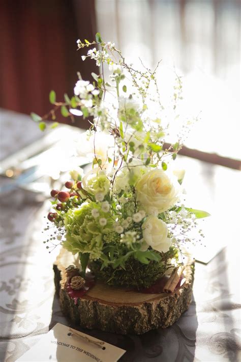 natural and rustic wood wedding tables 装花 切り株 結婚式 テーブル 装花 造花 アレンジ 花