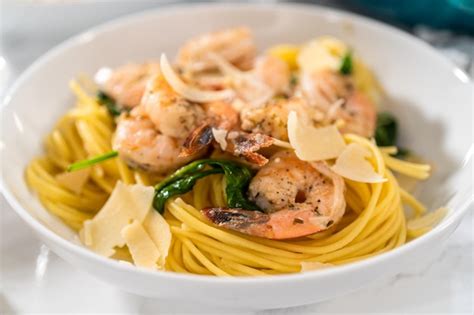 Premium Photo Garlic Shrimp Pasta With Spinach