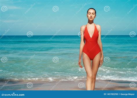 Belle Femme Sexy Dans Des V Tements De Bain Rouges Sur La Plage Photo