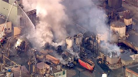 Se incendia una planta química piden mantenerse lejos de una