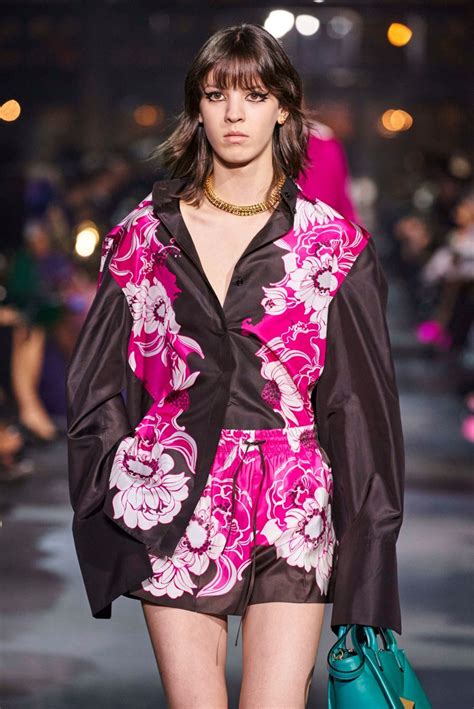 Valentino Primavera Verano 2022 Fucsia Moda EL MUNDO